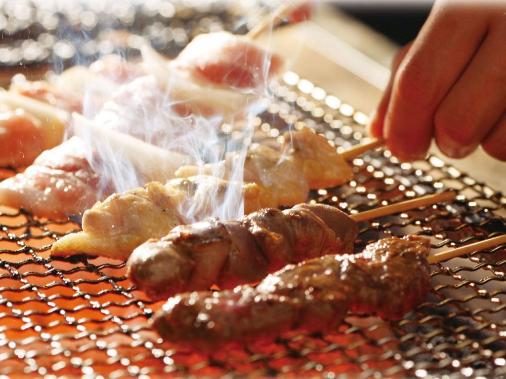 炭火で炙った串物や鮮度抜群の刺しなどもご用意!