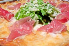 料理メニュー写真 生ハムサラダピザ