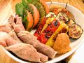 料理メニュー写真&nbsp;炙り牛ロースシャブと彩り野菜のサラダ～おろしorバーニャカウダソース～