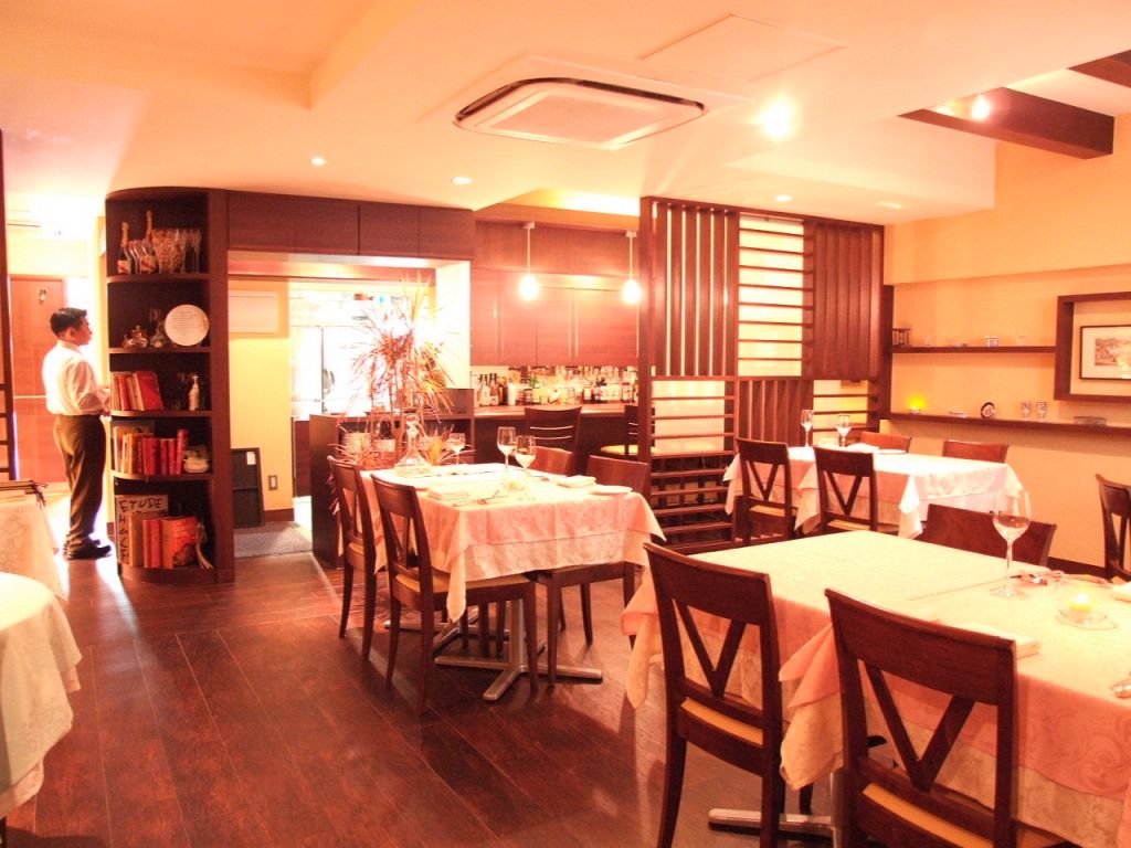 ゆったりとした空気に包まれた店内。リラックスムードの中で食事と楽しい会話を…。
