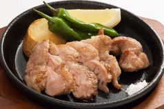 料理メニュー写真&nbsp;うま塩天元豚の鉄板焼