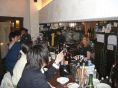 店主と気軽におしゃべりが出来るカウンター