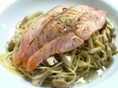 料理メニュー写真 炙りキングサーモンとキノコのアンチョビオイルパスタ(クリームパスタに変更可能!)