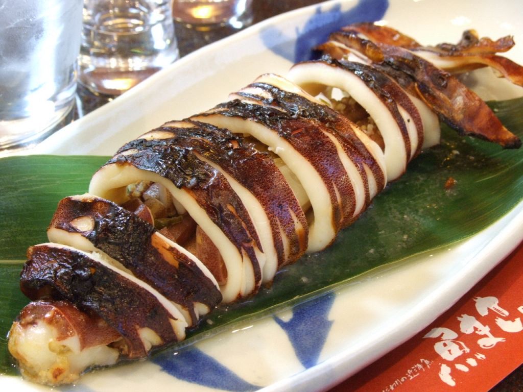イカのゲソを辛味噌マヨネーズで和え、イカの身に詰めて焼き上げる!魚まさ風イカぽっぽ!