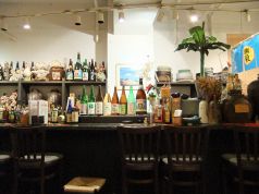 洋酒、梅酒、焼酎がずらり。酒とバラの日々