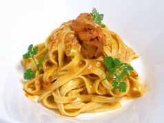料理メニュー写真 手打ち平麺”タリアテッレ” 生ウニのトマトクリームソースで