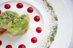 料理メニュー写真&nbsp;ホタテとエビのムースのロティ　キャベツ巻き