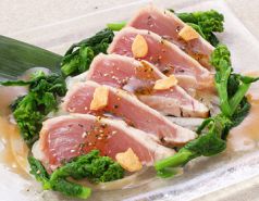 料理メニュー写真&nbsp;マグロのたたきと菜の花のカルパッチョ