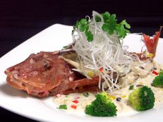 料理メニュー写真 本日の魚のディープフライ ブラックビーンと香菜のソース
