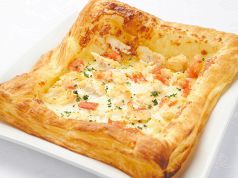 料理メニュー写真 蟹のサクサククリームパイ生地ピザ