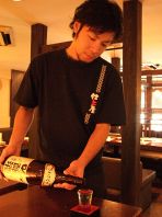 地酒はお席で枡に注ぎます