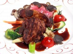 料理メニュー写真 牛フィレ肉とフォアグラのロッシーニスタイル トリュフ風味のポートワインソース