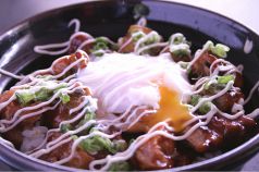 料理メニュー写真&nbsp;炭火焼き鳥丼、とろとろふわふわオムライス、蟹あんかけ炒飯