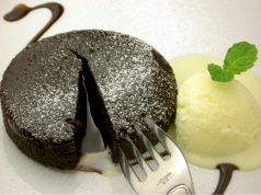 料理メニュー写真 とろけるチョコケーキ バニラアイス添え