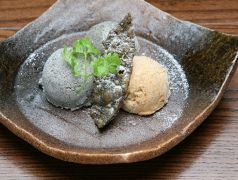 料理メニュー写真 金と黒の胡麻アイス