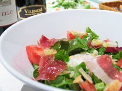 料理メニュー写真 イタリア産生ハムとアンチョビ、温泉卵のシーザーサラダ