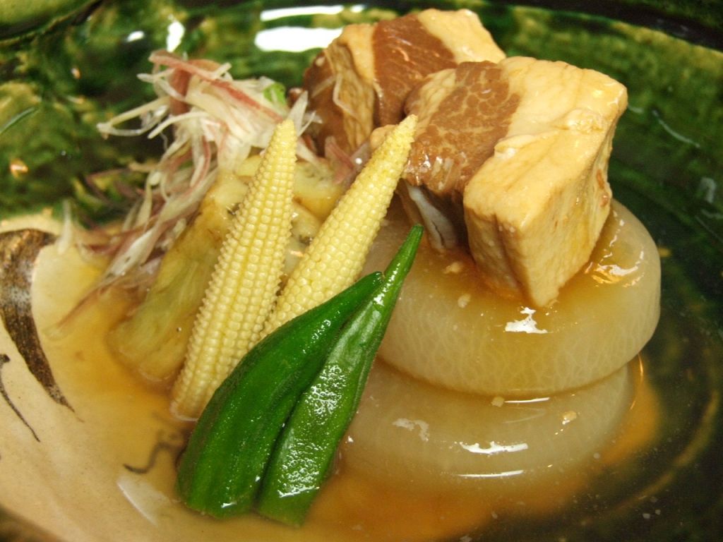やんばる島豚を使った「ラフテー」 県産食材も積極的に使用した旬食材のうれしいお食事メニュー。