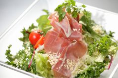 料理メニュー写真&nbsp;スペイン産ハモンセラーノとクスクスのサラダ