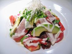 料理メニュー写真 小エビとアボガドのラディッシュサラダ