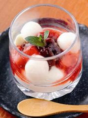 料理メニュー写真&nbsp;いちごとチーズ豆冨の洋風白玉ぜんざい