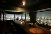 バックバーの奥は北側の夜景が広がるバー