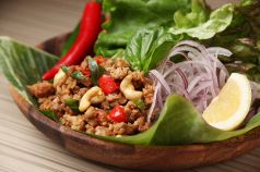 料理メニュー写真&nbsp;バジルと豚挽き肉のピリ辛炒め レタスに包んで