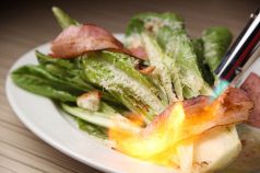 料理メニュー写真&nbsp;＜NUTS CAFE名物＞ 香ばしく焼いたベーコンのグリルシーザーサラダ