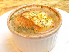 料理メニュー写真 オニオングラタンスープ