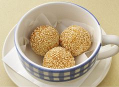 料理メニュー写真&nbsp;アツアツ胡麻団子