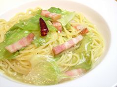 料理メニュー写真 ベーコンとレタスのぺペロンチーノ