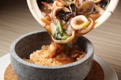 料理メニュー写真&nbsp;海鮮たっぷり土鍋おこげ