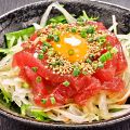 料理メニュー写真&nbsp;特製マグロユッケ／オニオンサーモンマヨしょう油
