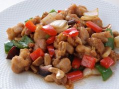 料理メニュー写真&nbsp;牛肉とニンニクの芽炒め／鶏肉とカシューナッツ炒め／酢豚