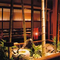 竹庭園を囲むお洒落な店内