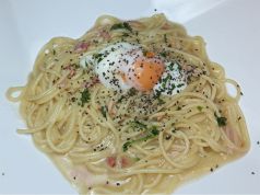 料理メニュー写真 カルボナーラ温玉のせ