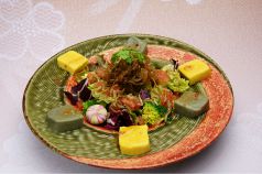 料理メニュー写真 もちもち京生麩と雑魚の彩りサラダ