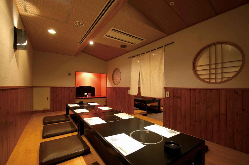 10名様前後のお食事にぴったりのお部屋。人気の高い雰囲気自慢の個室です。