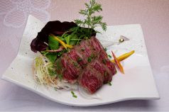 料理メニュー写真 黒毛和牛肉のタタキ