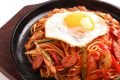 料理メニュー写真&nbsp;鉄板ナポリタン目玉焼きのせ