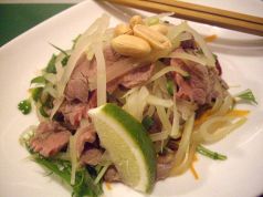 料理メニュー写真&nbsp;青パパイヤと牛肉のゴイ・ドゥ・ドゥ