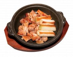 料理メニュー写真&nbsp;鶏の鉄板焼き