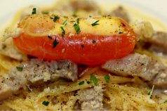 料理メニュー写真 自家製パンチェッタと卵黄スモークのカルボナーラ