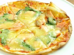 料理メニュー写真 サーモンとオニオンピッツァ