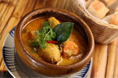 料理メニュー写真 骨付きチキンのココナッツカレー バケット付き