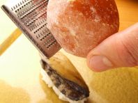 岩塩で食す「あわび寿司」