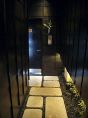 厠へは石畳の小径をお通りください