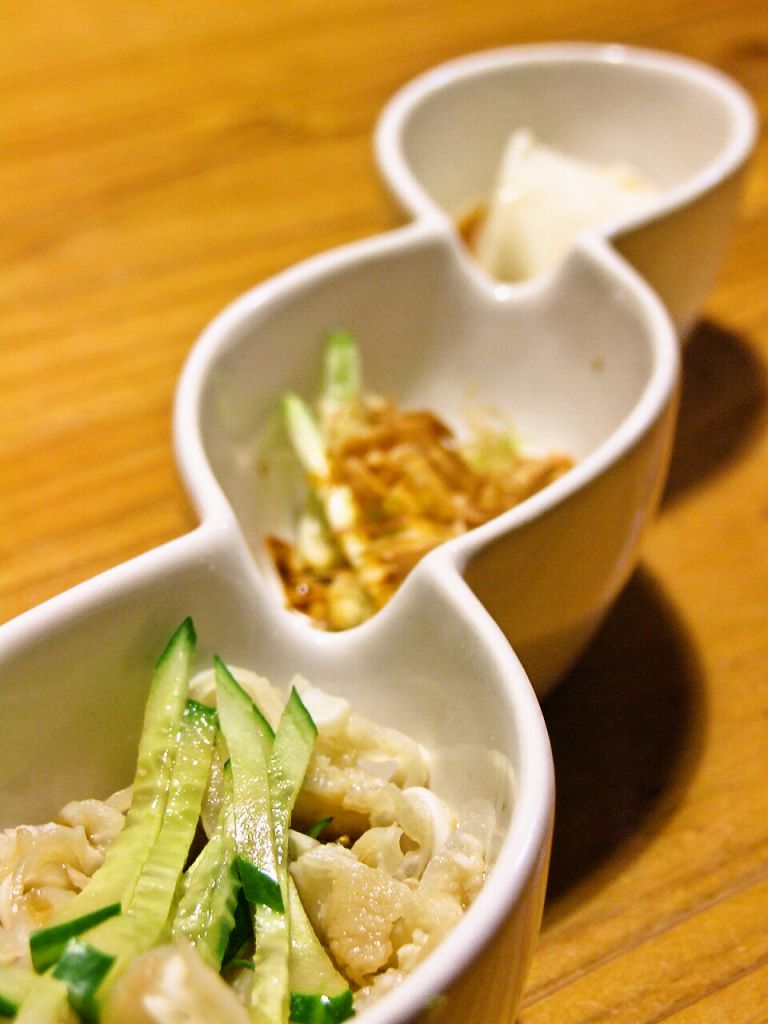 【先付け】じーまみ豆腐、らっきょうの塩漬け、みみがー