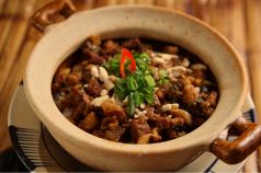 料理メニュー写真 甘辛い煮豚と高菜の土鍋焼き御飯