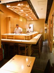 店主イチオシ！臨場感溢れるカウンターへ。