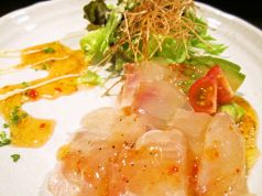 料理メニュー写真 鯛とアボカドのカルパッチョ